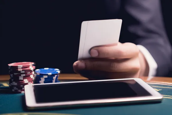 Genç bir kadının telefonuyla rahatladığı ve etrafında dinamik casino öğelerinin süzüldüğü sahne, EGE BET uygulamasının sunduğu akıcı mobil deneyimi gösterir.