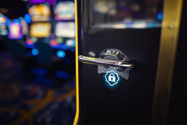 Neon ışıklarla aydınlatılmış ortamda casino fişleri tutan şık bir kadın, EGE BET’ün premium online casino atmosferini temsil eder.