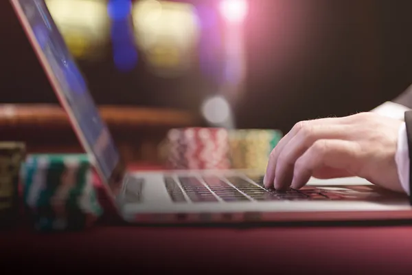 Rulet masasında oyuncuları karşılayan smokinli profesyonel krupiye, EGE BET’teki gerçek canlı casino hissini simgeler.