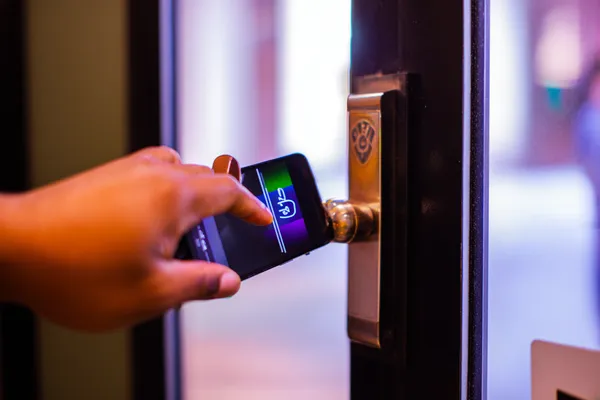 Neon casino öğeleriyle çevrili dizüstü bilgisayarında oyun oynayan gülümseyen bir kadın, EGE BET’ün geniş oyun koleksiyonunu sergiler.