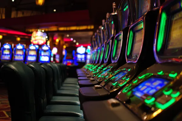 Lüks bir yeşil elbise giymiş bir kadın ve süslü bir rulet çarkı, EGE BET’ün üst düzey casino atmosferini yansıtır.