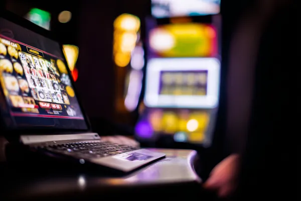 Parlak slot makineleri yanında gülümseyen bir kadın, EGE BET’ün heyecan verici slot seçeneklerini gösterir.